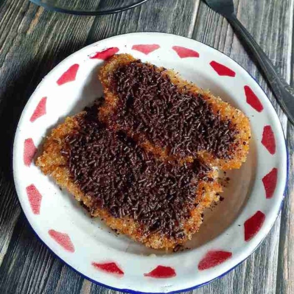 Taruh pisang goreng pasirnya dalam piring saji. Siram pisang dengan skm putih, meses, gula palm, keju parut. Sajikan.