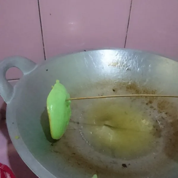 Lalu angkat menggunakan lidi. Jangan di balik!