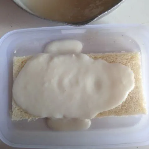 Tuang vla ke bagian atas roti hingga menutupi roti.