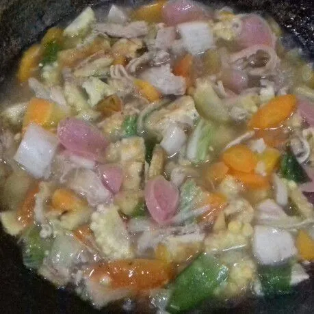 Tambahkan garam, gula dan saus tiram. aduk rata, koreksi rasa.