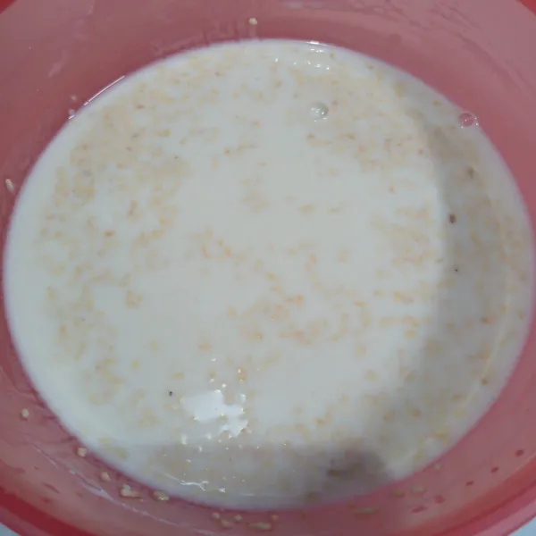 Kemudian campur bersama tepung terigu, tepung beras, gula, garam dan air. Aduk sampai tercampur rata.