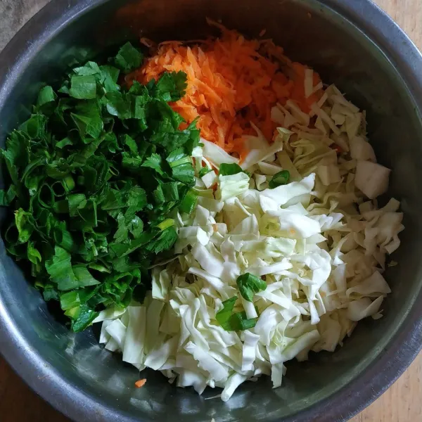Potong sayuran sesuai selera (wortel, kol, daun bawang dan seledri).