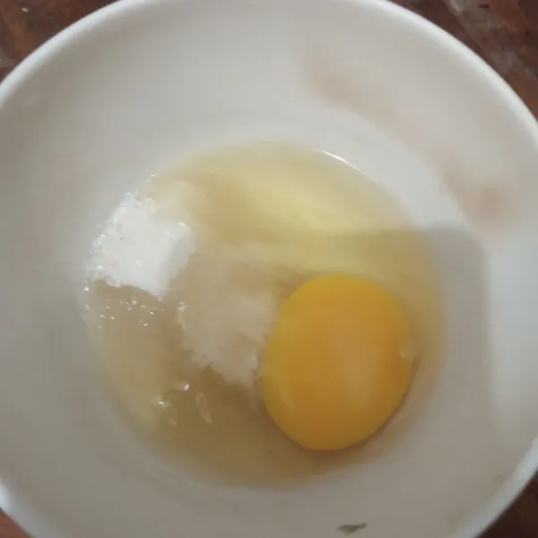 Kocok telur dan gula pasir sampai tercampur rata, tekstur jadi agak mengental.