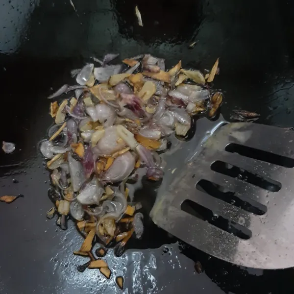 Tumis bawang merah dan bawang putih iris hingga wangi.