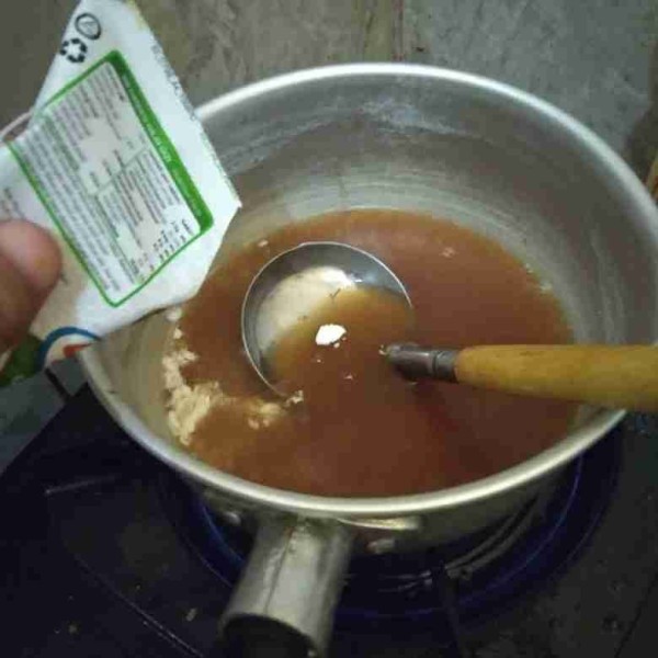 Tambahkan santan, aduk hingga mendidih, matikan api.