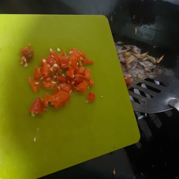 Masukkan pula irisan cabe rawitnya.