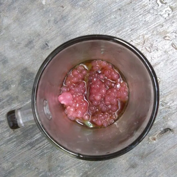 Kemudian tambahkan air gula merah.
