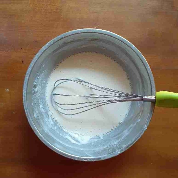 Dalam wadah campur tepung terigu, tepung beras, gula pasir, garam, vanili bubuk dan secukupnya air. Aduk merata dengan menggunakan whisk. Sampai menjadi adonan yang kental. Sisihkan.