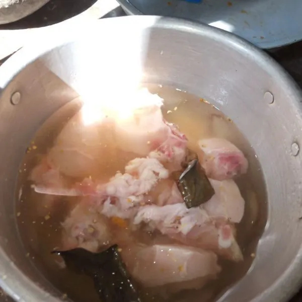 Ayam di cuci lalu di rebus sampai mendidih dan matang angkat dan dinginkan.