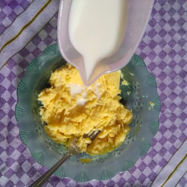 Campurkan susu cair dan susu kental manis ke dalam tape yang sudah halus, sisihkan.