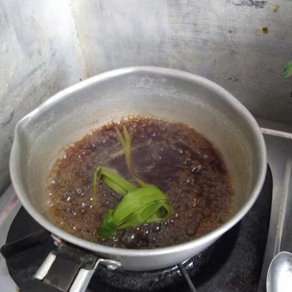 Kemudian rebus gula dengan air, tambahkan 2 lembar daun pandan yang di simpul, rebus hingga gula mengental.
