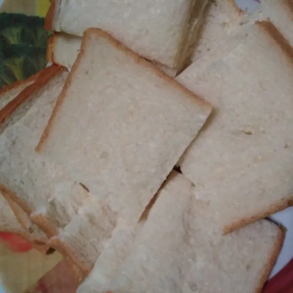 Potong roti tawar menjadi 4 bagian.