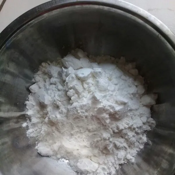 Siapkan wadah serta masukan tepung tapioka ,tepung terigu lalu aduk sampai tercampur.