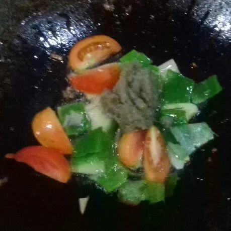 Panaskan minyak, tumis daun bawang, tomat, bawang putih halus. Tumis hingga layu dan wangi.