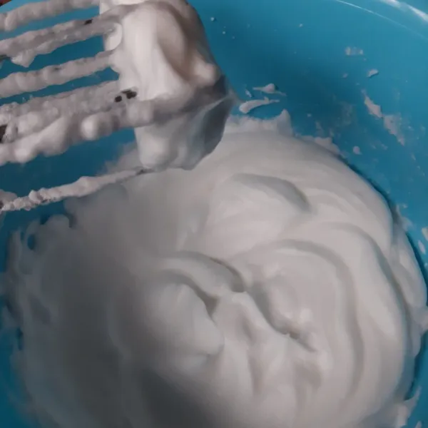 mixer putih telur sampai mengembang dan kaku (terasa berat). lalu tambahkan vanilla cair.