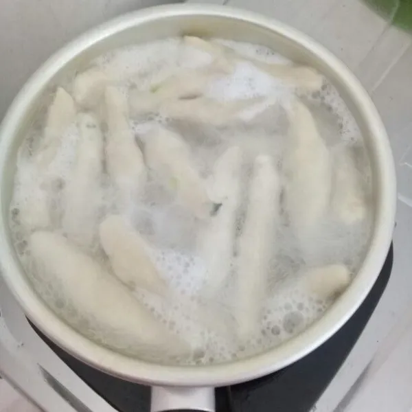 Siapkan panci dan masukkan air, serta beri sedikit minyak goreng, lalu rebus adonan sampai matang (adonan terlihat mengapung) ambil dan tiriskan.