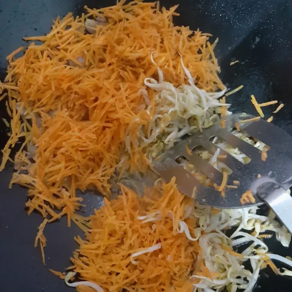 Tambahkan wortel dan toge. Seasoning dengan garam, lada bubuk dan gula pasir, aduk rata. Matikan kompor dan biarkan dingin.