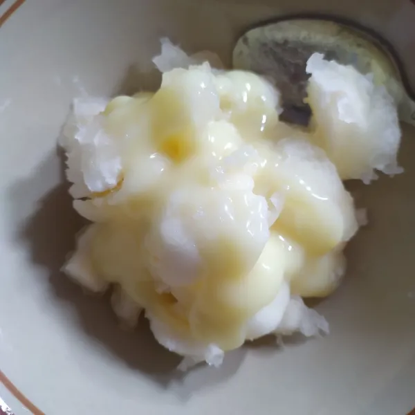 Kerok dagingnya dan simpan dimangkuk, tambahkan kental manis.