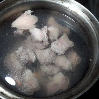 Masak daging dengan 1,5 liter air hingga daging empuk, disarankan pakai panci presto.