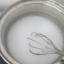 Masukkan air, lalu aduk rata sampai tidak ada yang bergerindil.
