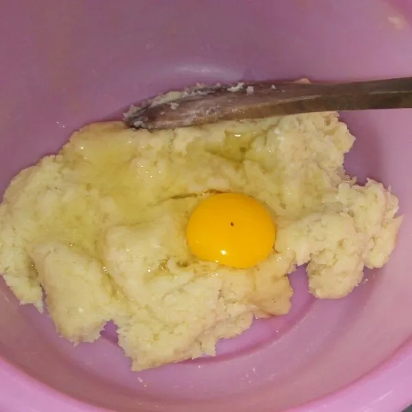 Masukan telur satu persatu aduk sampai adonan halus bisa juga di mixer