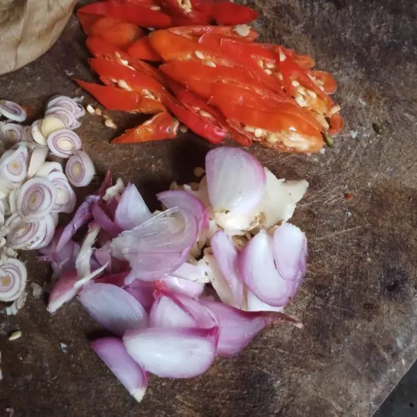 Siapkan tatakan, bawang merah bawang putih dan cabe merah diiris tipis atau menurut selera.