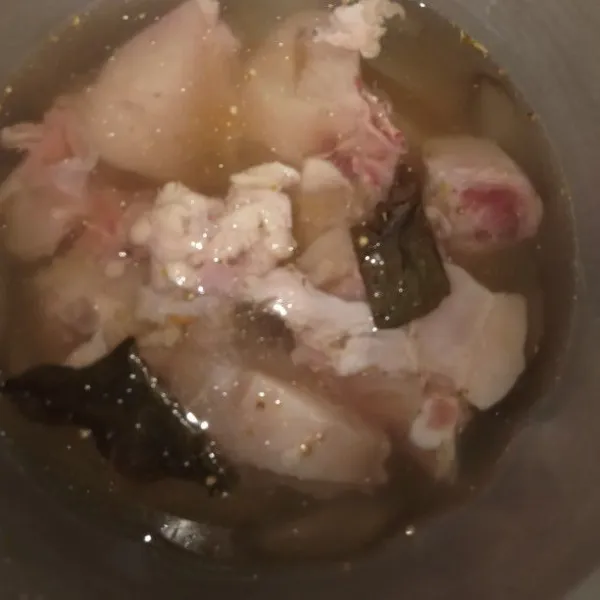 siapkan panci  masukan ayam yang sudah di cuci, lalu rebus ayam sampai mendidih dan matang angkat dan dinginkan