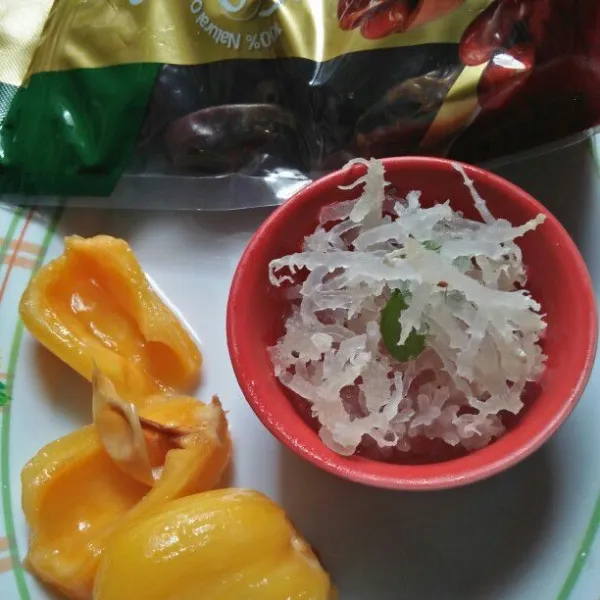 Siapkan bahan, lalu dipotong-potong, gula, nangka dan kurma.