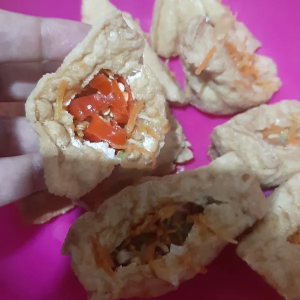 Belah tahu jangan putus. Isi dengan tumisan sayuran tadi.