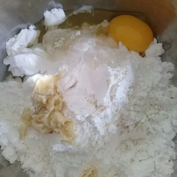Masukan bumbu halus, lada, ketumbar, kaldu jamur dan telur. Lalu aduk sampai tercampur.