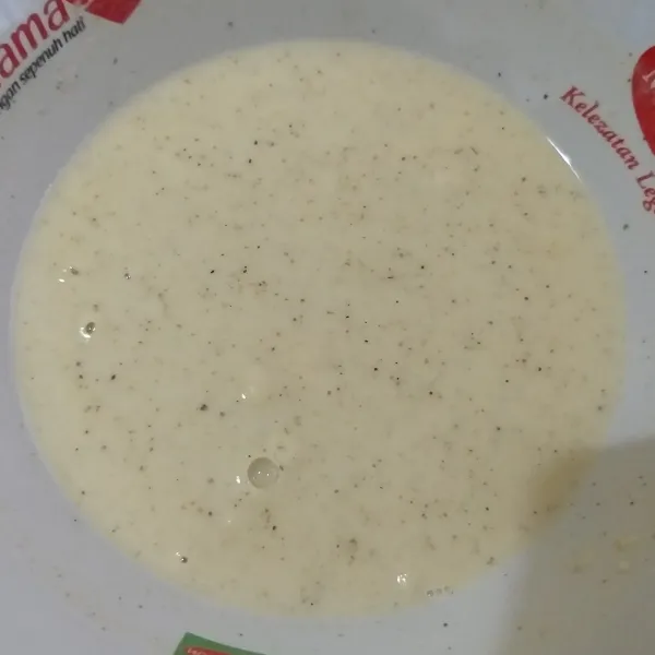 Buat adonan pencelup, dengan mencampurkan bahan dan air secukupnya, hingga membentuk adonan kental, kemudian masukkan bawang satu persatu ke dalamnya.