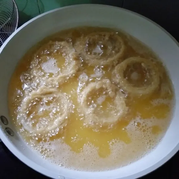 Panaskan minyak, kemudian goreng bawang hingga kuning keemasan. Angkat dan tiriskan, dapat ditambahkan taburan peterseli kering.