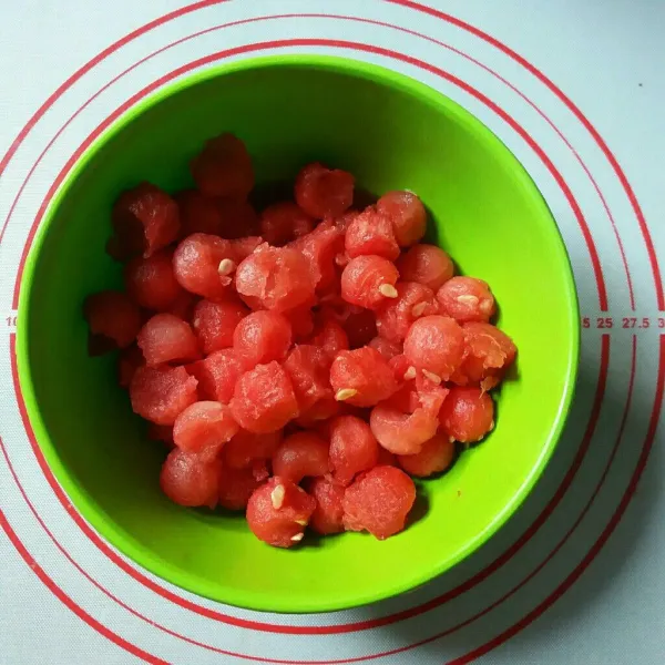 Keruk bulat semangka, dinginkan dikulkas.