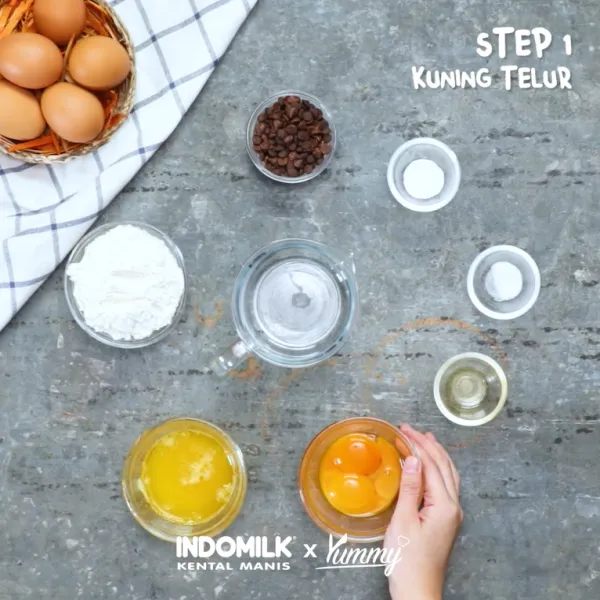 Masukkan kuning telur, butter, perisa vanilla, garam, dan @Indomilk Kental Manis Cokelat di dalam wadah. Aduk hingga rata