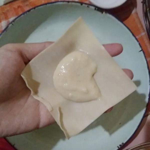 Ambil kulit pangsit kemudian masukkan adonannya.
