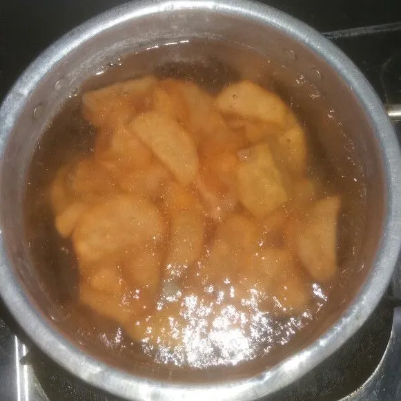 Potong-potong ubi lalu rebus hingga lunak, kemudian tiriskan dan biarkan dingin.