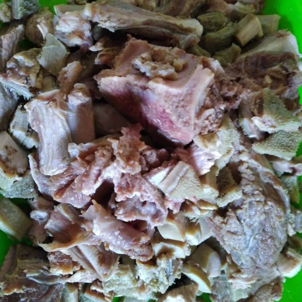 Setelah 15 menit, buang air pertama lalu tambahkan air 500 ml tambahkan daun salam dan lengkuas geprek, rebus hingga daging empuk.