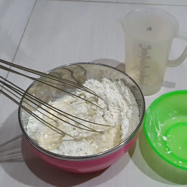 campurkan adonan kering dulu seperti (gula, susu bubuk, dan garam) kedalam tepung dan aduk sampai merata campurkan air secara perlahan-lahan.