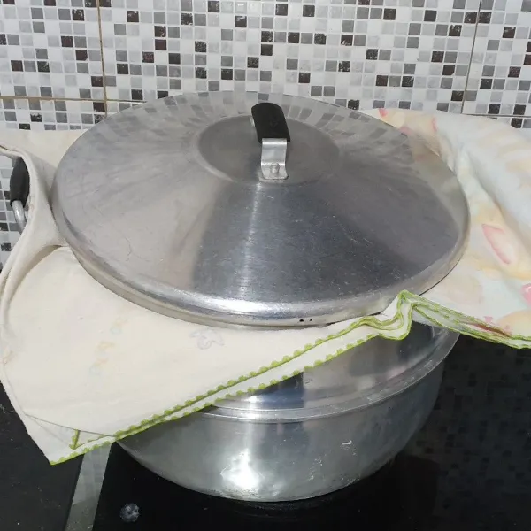 Siapkan tempat buat kukus adonannya selama 15 menit dan tutup menggunakan kain agar adonan tidak basah.