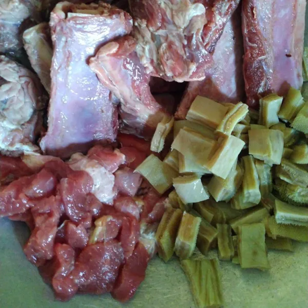 Siapkan daging, babat dan iga, cuci bersih lalu potong kecil-kecil lalu rebus 15 menit.