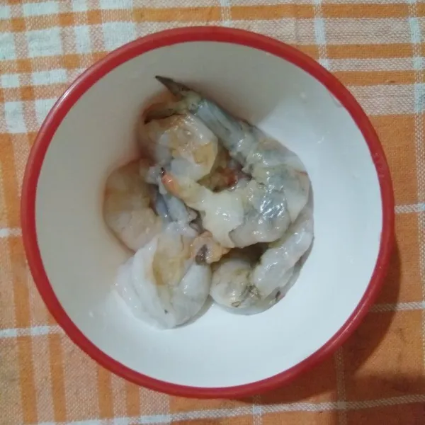 Cuci bersih udang dengan air kemudian tiriskan.