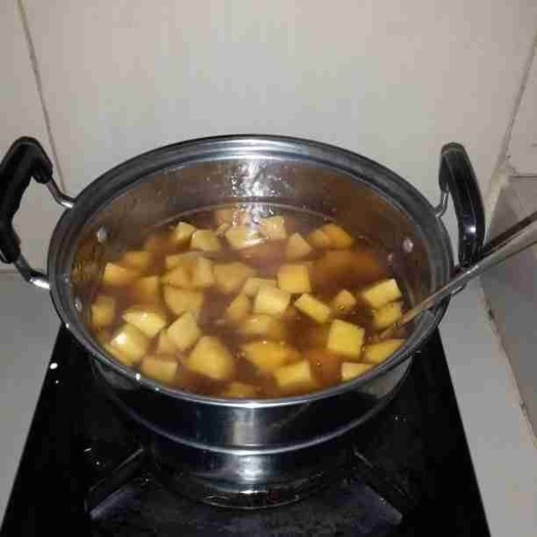 Larutkan tepung tapioka dan air. Kemudian tuang ke dalam rebusan ubi. Aduk cepat agar tidak menggumpal hingga air mengental. Matikan api.