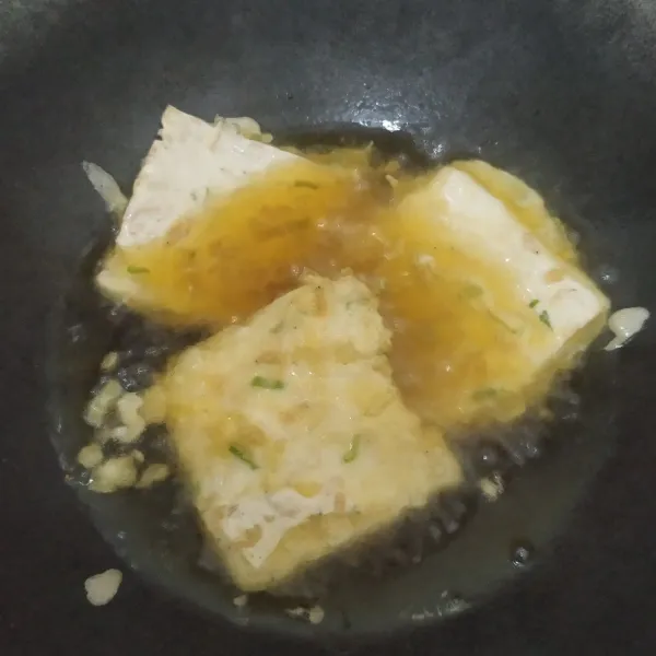 Lalu goreng sampai kuning keemasan, angkat tiriskan, sajikan bersama sambal atau cabai rawit.