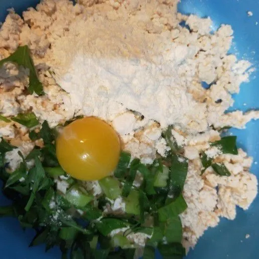 Siapkan wadah, campurkan tahu yang sudah dihaluskan, tepung terigu, telur, dan bahan lainnya. Kemudian aduk rata hingga bisa dipulung.