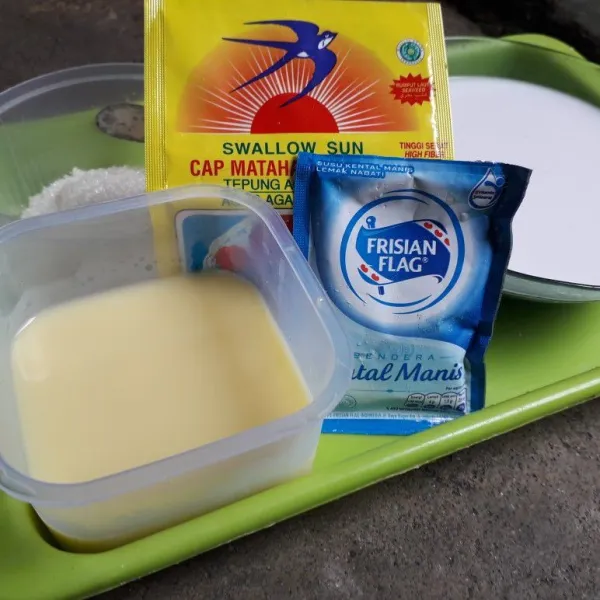 Siapkan bahan-bahan yang diperlukan.