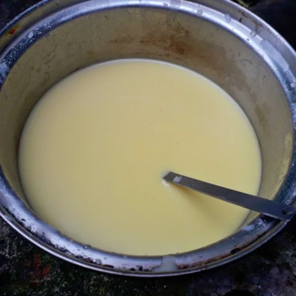 Lalu campur semua bahan dalam panci, beri sedikit garam untuk memperkaya rasa.