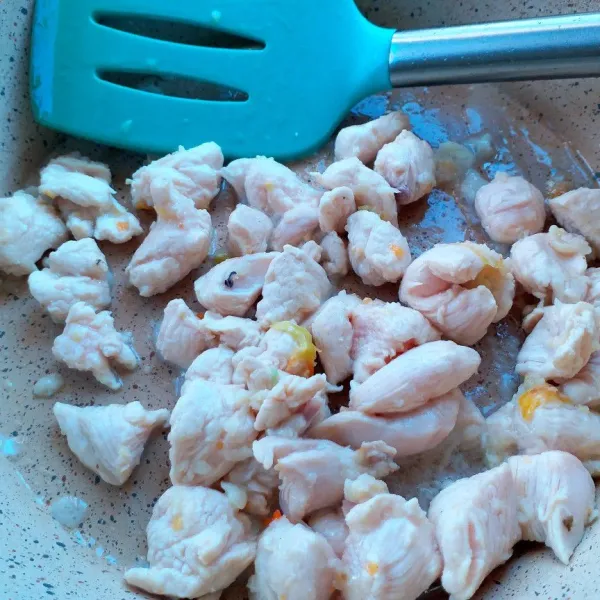 Masukkan ayam fillet, aduk-aduk hingga berubah warnanya.
