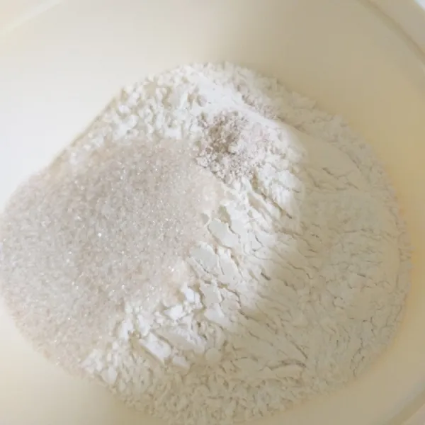 Dalam mangkuk campur terigu, gula dan ragi instant.