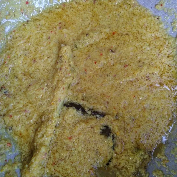 Tumis bumbu, masukkan serai geprek, daun salam dan daun jeruk, masukkan ke dalam rebusan daging.