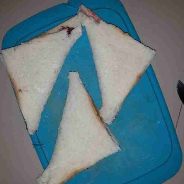 Lipat roti membentuk segitiga.